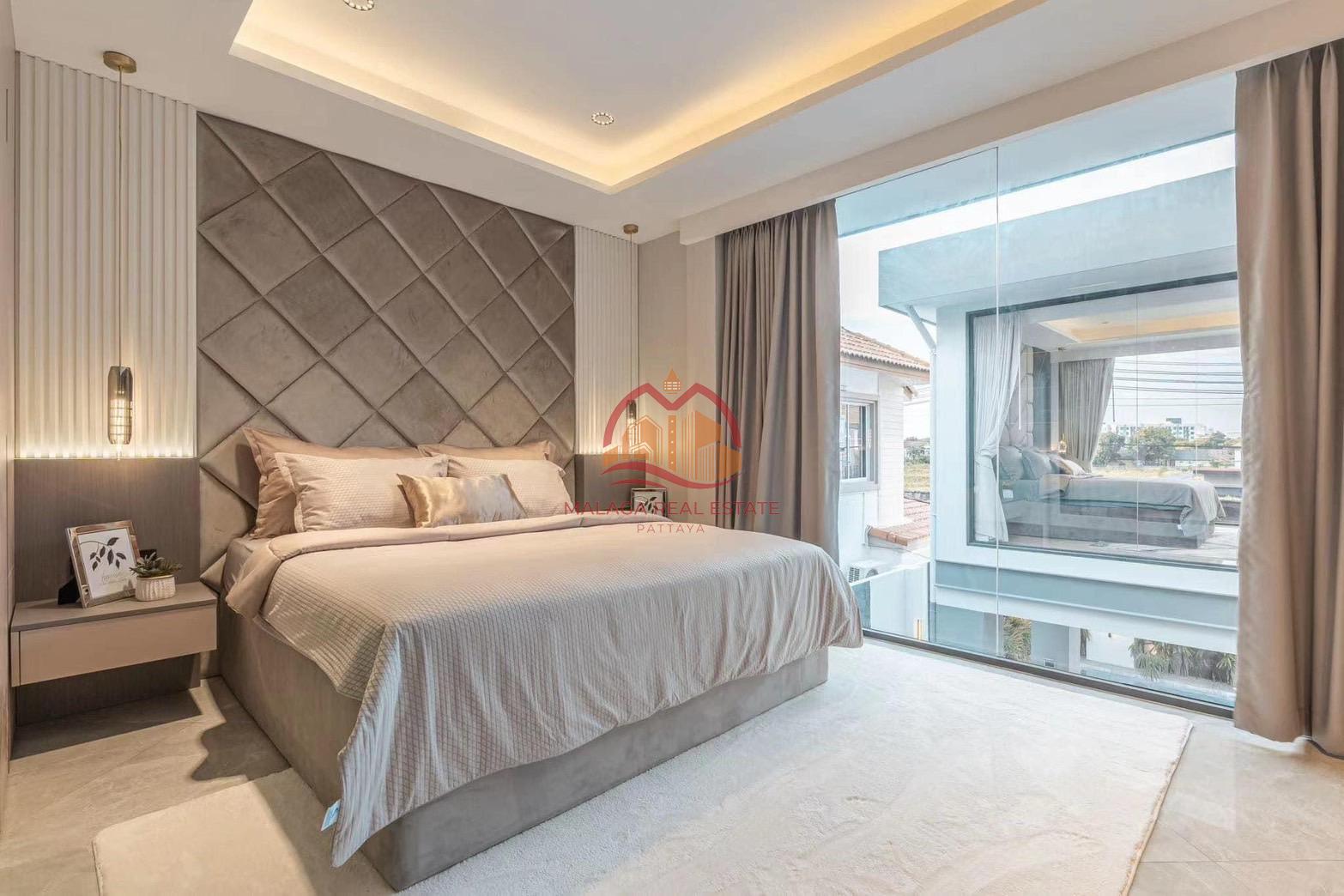 5 Bedrooms Modern Pool Villa