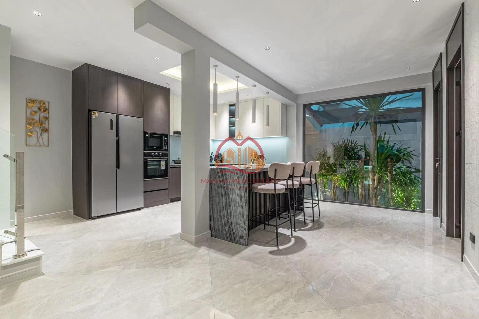 5 Bedrooms Modern Pool Villa