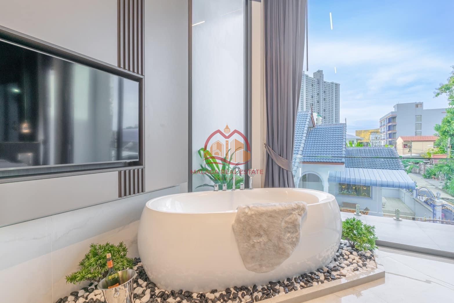 5 Bedrooms Luxury Modern Pool Villa