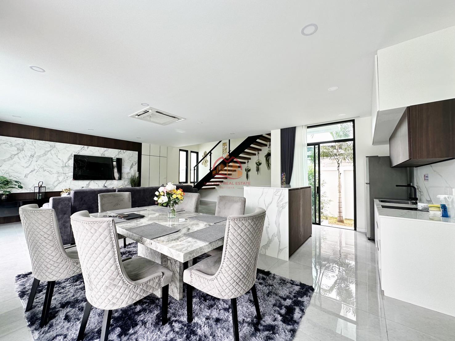 4 Bedrooms Luxury Modern Pool Villa