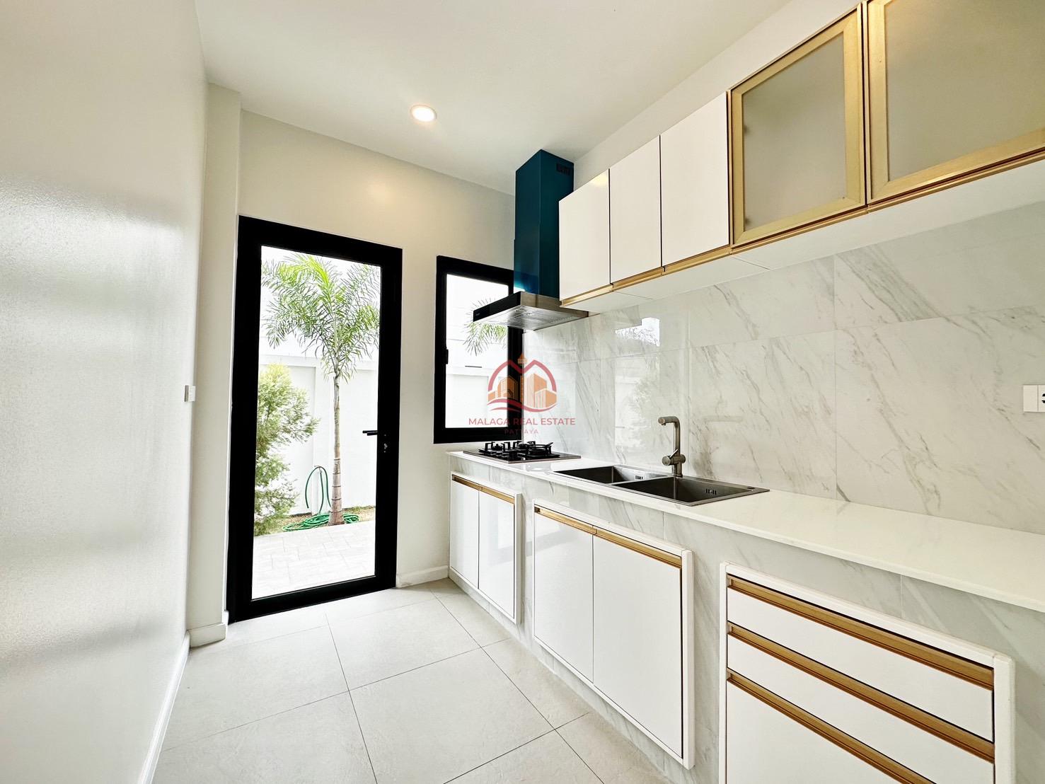4 Bedrooms Luxury Modern Pool Villa