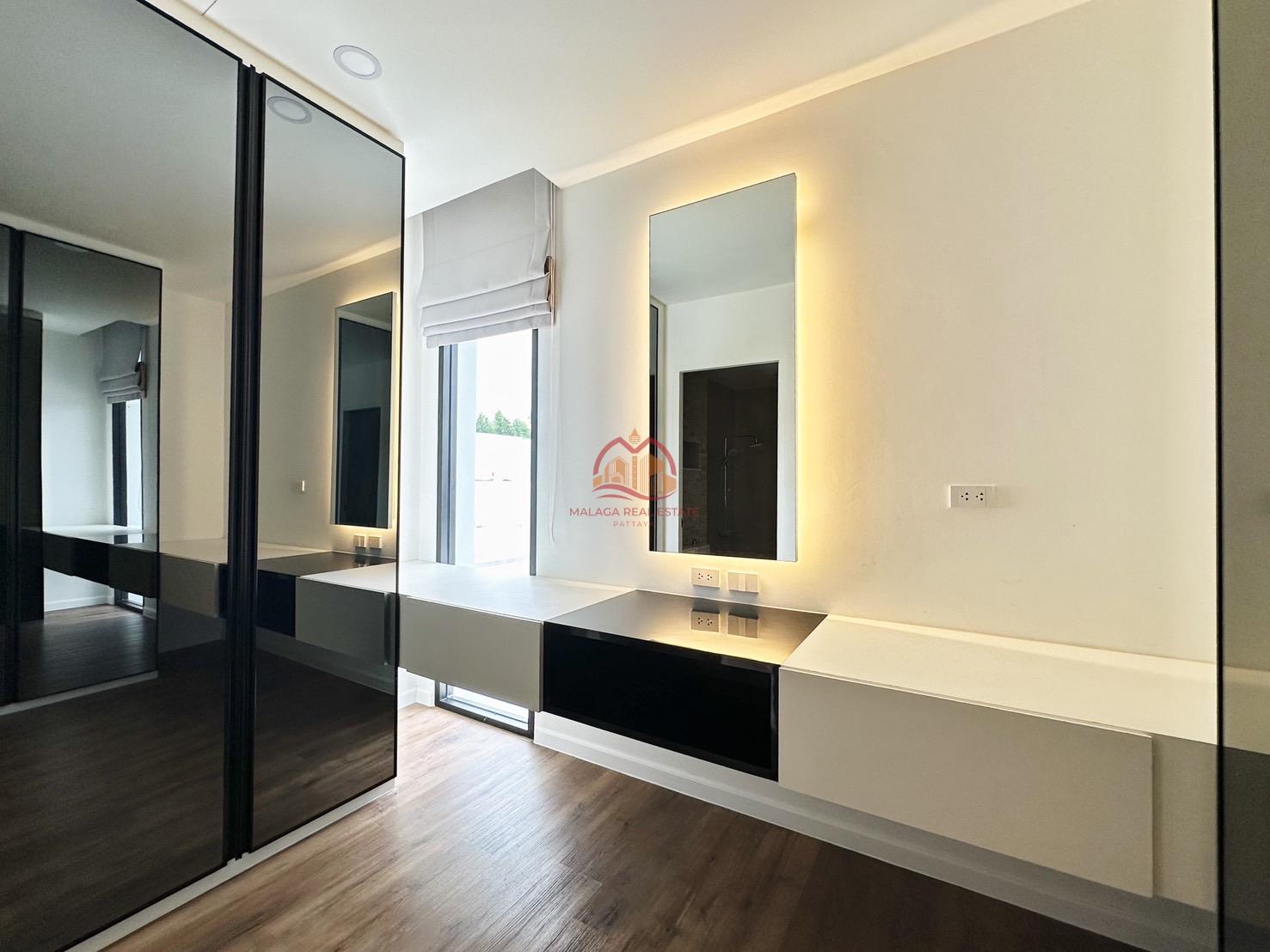 4 Bedrooms Luxury Modern Pool Villa