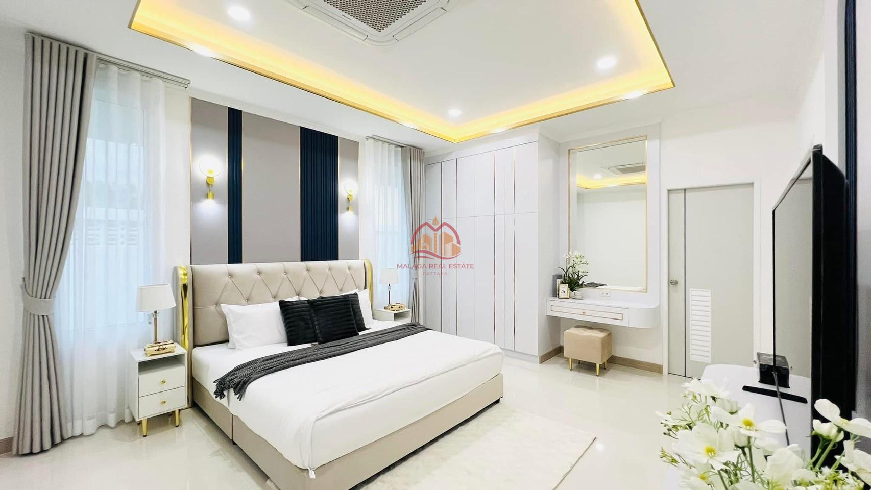 5 Bedrooms Luxury Modern Pool Villa