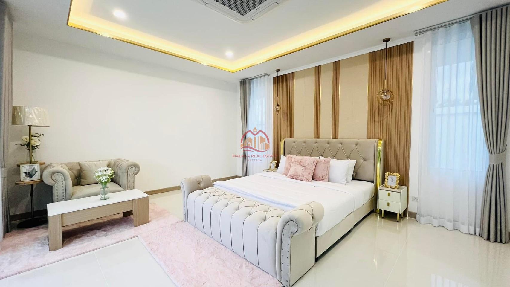 5 Bedrooms Luxury Modern Pool Villa